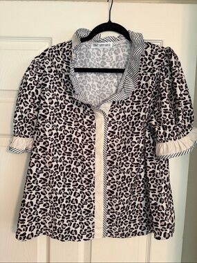 T&C Apparel Women's Black & Cream Leopard Print Puff Sleeve Blouse
